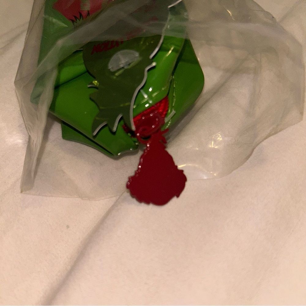 NWT Revolution x The Grinch Mini Cosmetic Bag - Picture 6 of 6